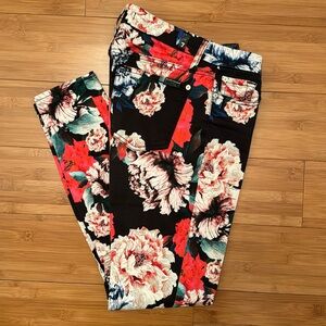 Seven 7️⃣ for all Mankind skinny jeans. Size 27.